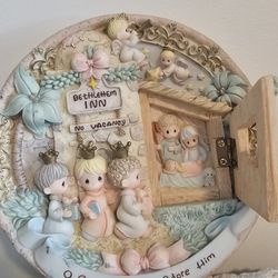 $25.00 - 1998 Precious Moments 3D Nativity Wall Art OR Tabletop Accent! Has Hinged Open Door To Nativity Scene! Gorgeous!