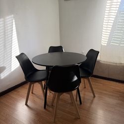 Round dining table with 4 chairs