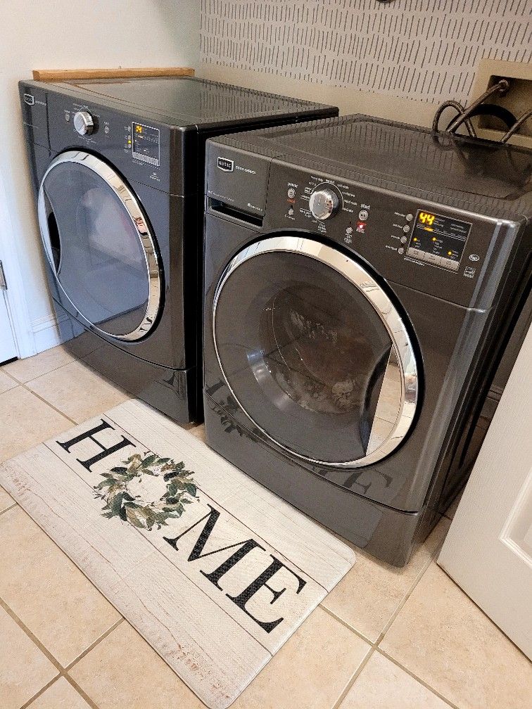 Maytag Washer&Gas dryer Series 2000 works great. firm 800 pair Gray