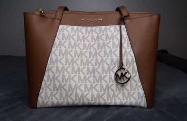 Michael Kors Maddie Large store bag in vanilla 