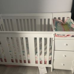 Crib 5-in- 1 Convertible And Has Changer 