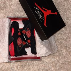Jordan 4 Red Thunder - Size 10.5