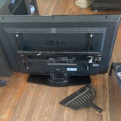 Selling My LG 42 Inch Tv With Stand 