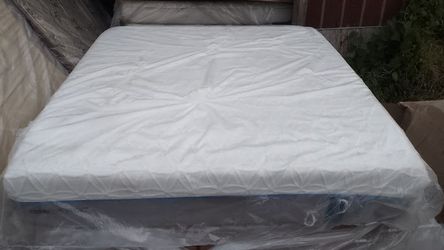 Tempurpedic Cloud Luxe Breeze King Size Mattress And Box Springs