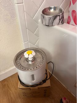 Pet drinking fountain + 16 new filters for cats or small dogs