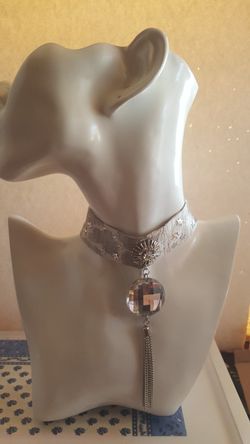 Very comfortable white choker with white jewelry pendant
