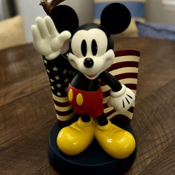 Disney Mickey Mouse Salutes America Statue