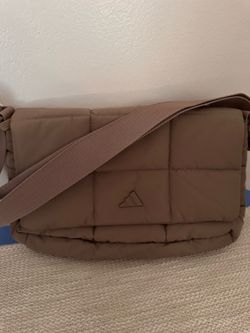 Cartera color beige.