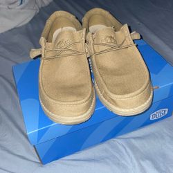 Tan Hey Dudes Size 8 Men’s 