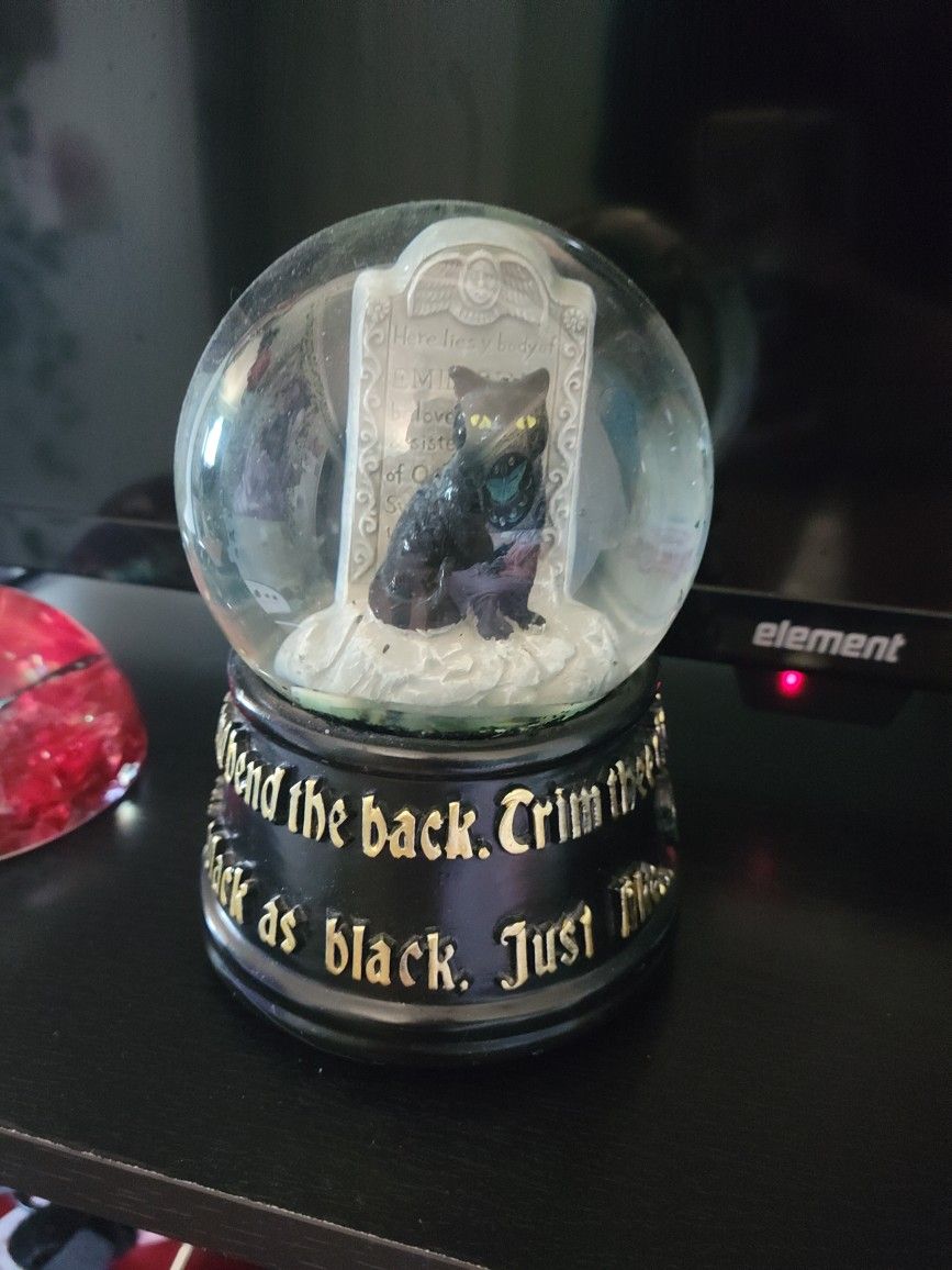 Hocus Pocus Snow Globe