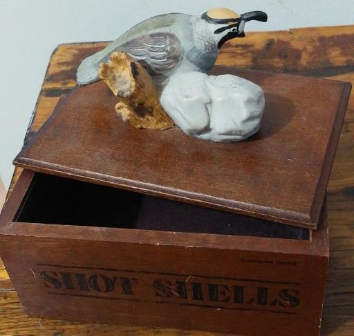 COFRE ANTIGUO DE MADERA CON AZA DE ANIMAL