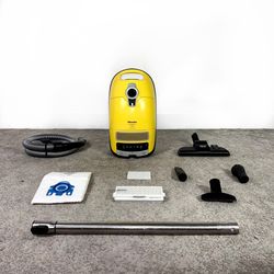 Miele Complete C3 Calima Vacuum Cleaner w/ all attachments