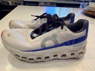On cloud Women running shoes size 9.5