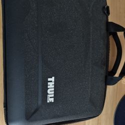 Like New Thule Gauntlet 14"