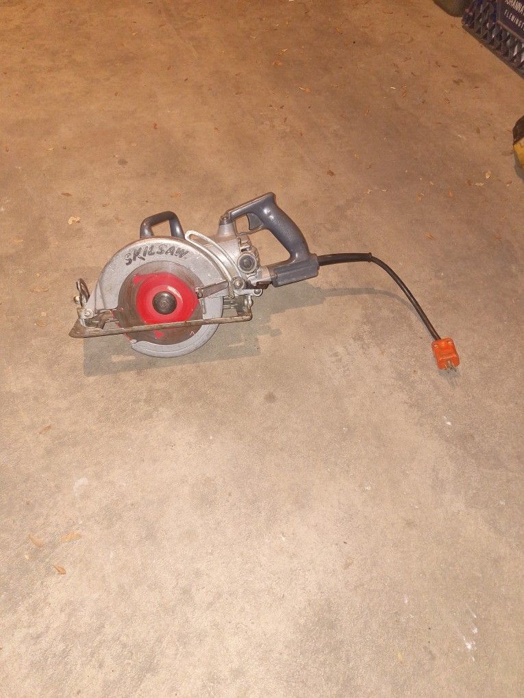 Skilsaw 7-1/4" Lightweight Magnesium Worm Drive Circular Saw