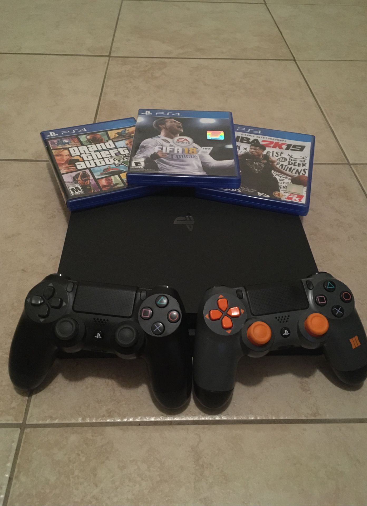 PlayStation 4 slim 1tb, 2 controllers, 3 games