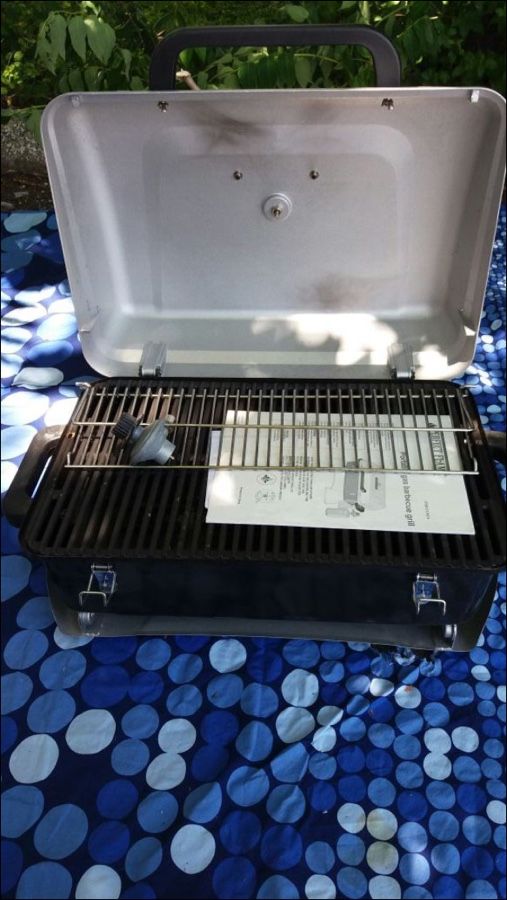 Portable gas barbecue grill