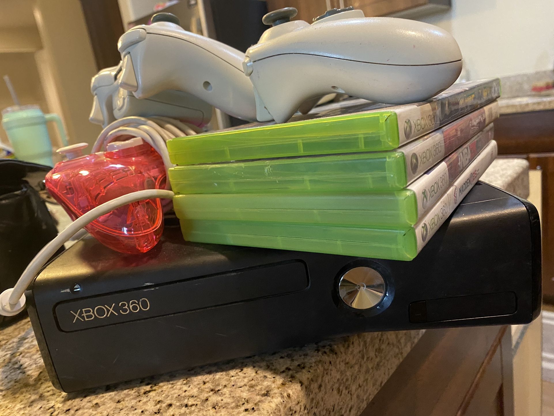 Xbox 360, 5 remotes, 4 Games