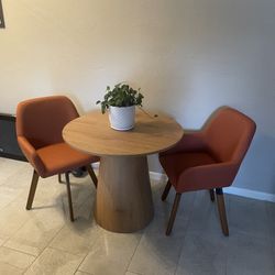 35” Round Table & Linen Chairs 