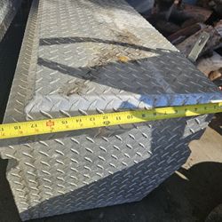  Truck Bed Rail-To-Rail Tool Box

(Caja de herramientas de riel a riel para caja de camioneta)