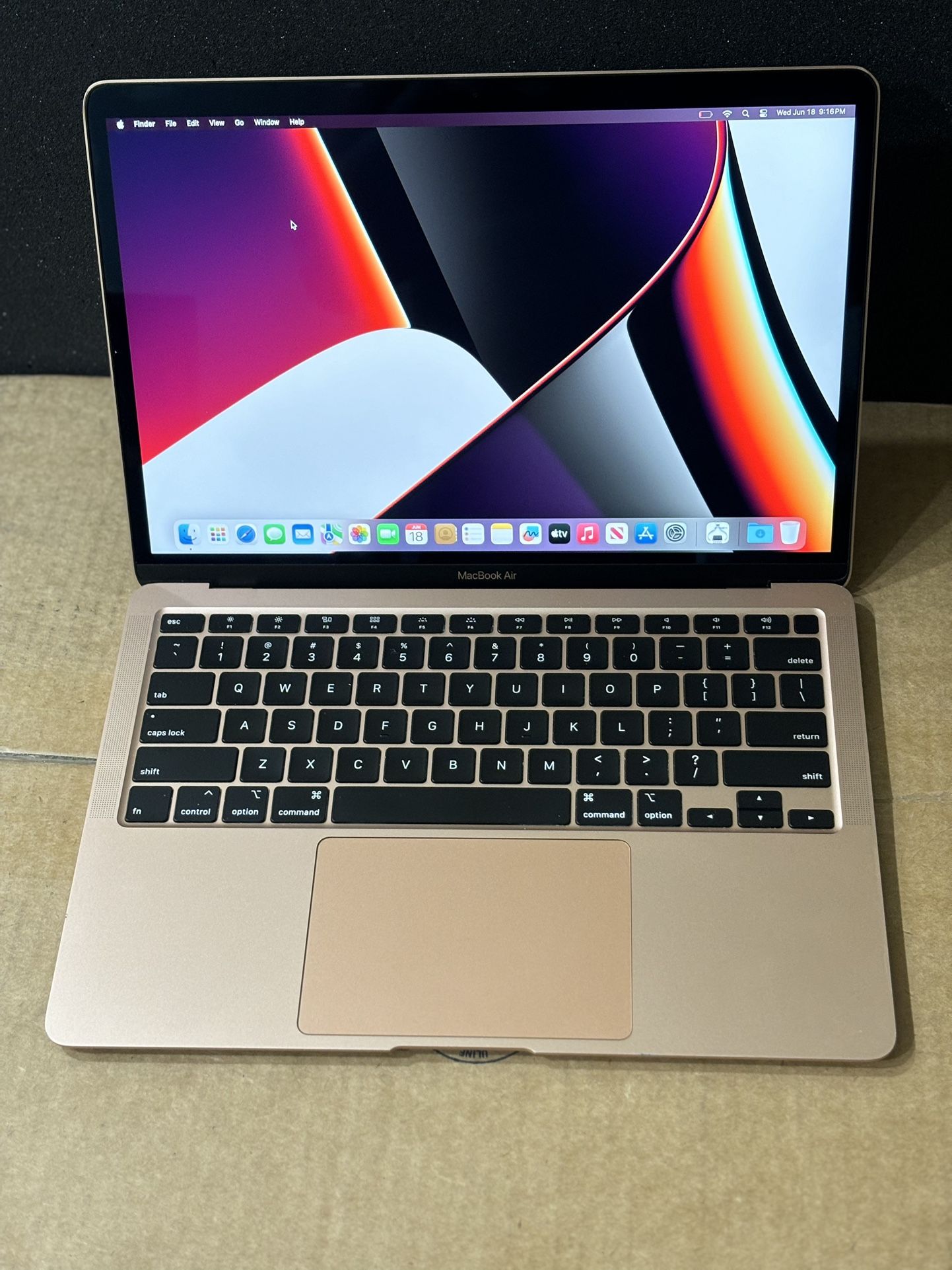 MacBook Air 13 2020 i3 8gb ram 256 Gb Ssd gold