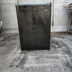 Haier mini refrigerator 2.7 cu ft