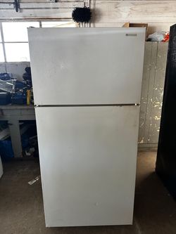 Americana Top-Freezer Refrigerator White