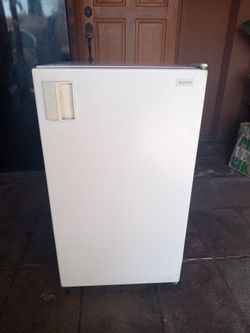 Sanyo mini fridge white