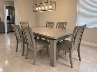 🔥 Large Dining Table + 4 Matching Chairs – 72” – SOLID WOOD