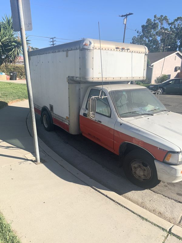 Toyota box truck 89 it has 254756 miles automatic transmission manual