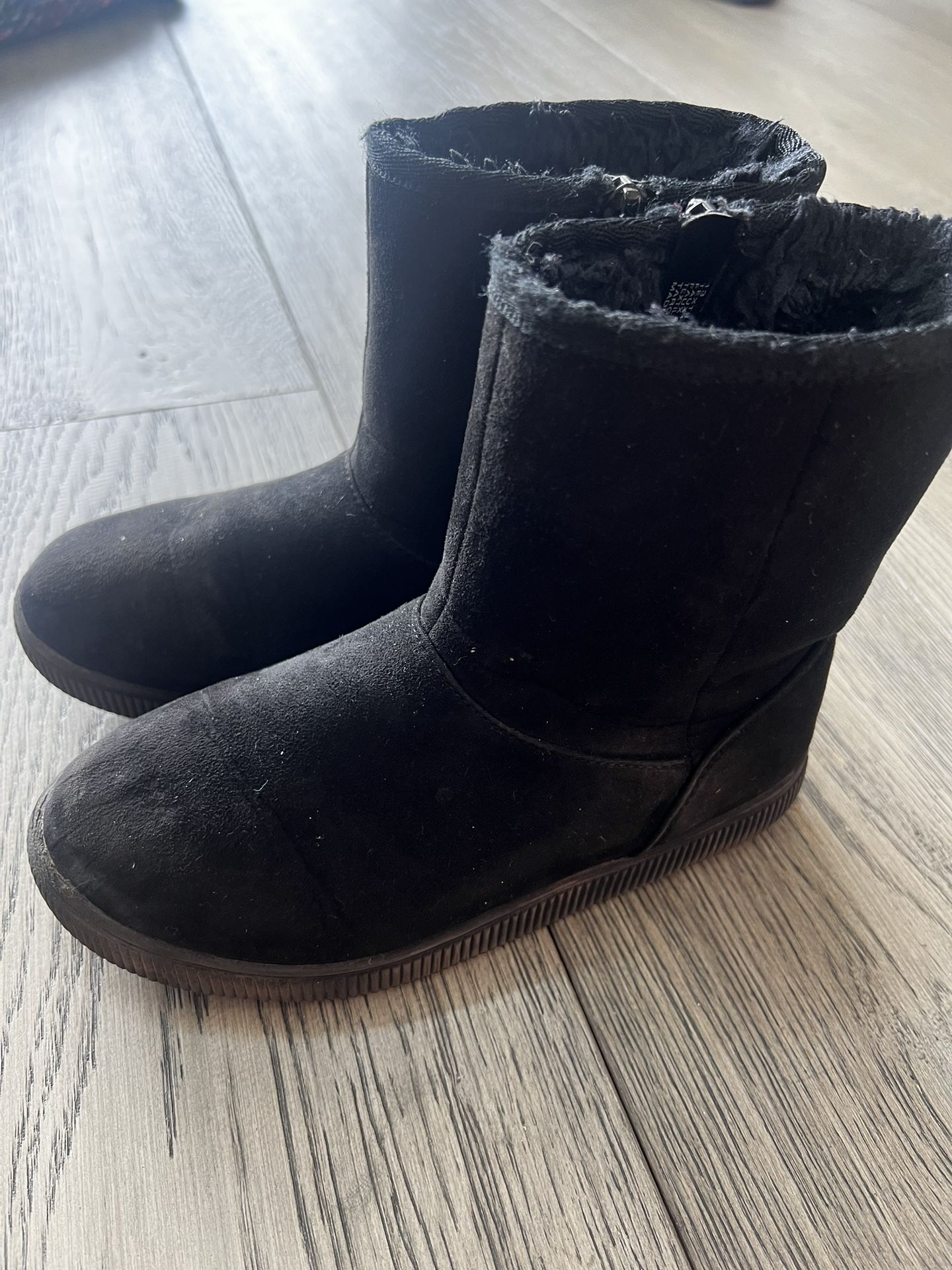 Fleece Lined Black Boot. Cat & jack. Kids Size 13