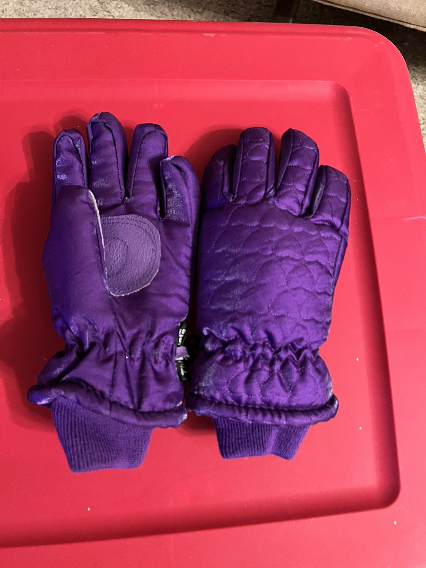 Girls, Snow Gloves, Size Medium, 12 To 14-Year-Old Young girls, snow gloves, size medium, 12 to 14-year-old