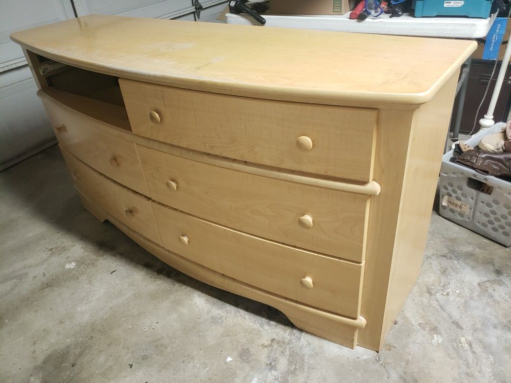Maple Dresser With Mirror (6 Drawers)