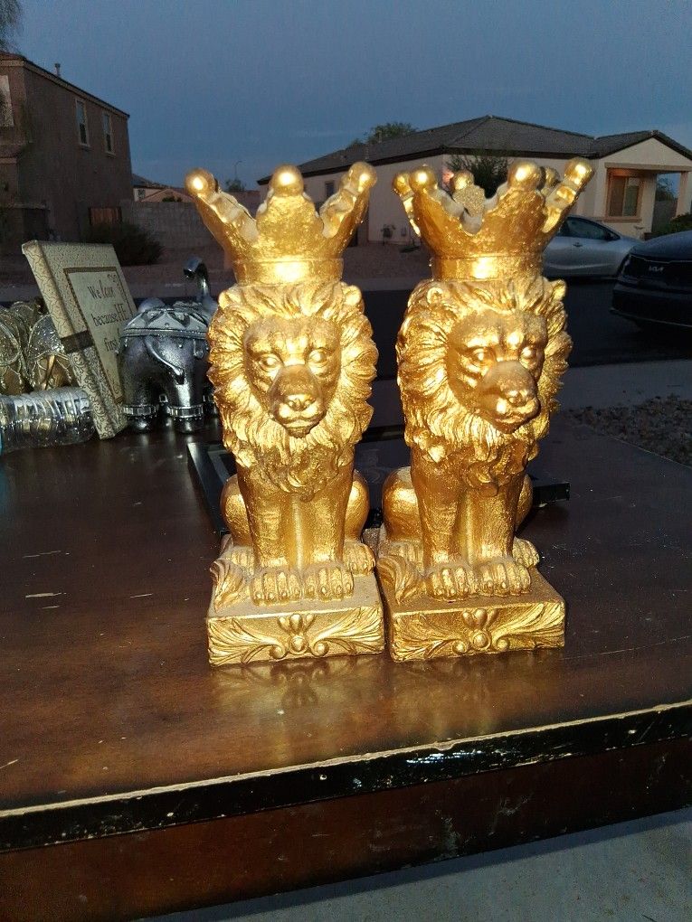 Crown Lion statues