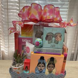Deluxe Juvias Place Beauty Gift Basket
