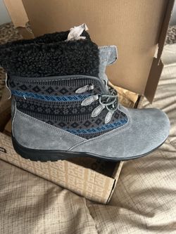 Snow boots size 9
