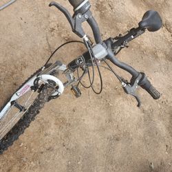 MOUNTAIN BIKE 26INCH 18SPEED ROADMASTER NEW TIRES AND TUBES WORK PERFECT EVERYTHING IS GOOD CONDITION 