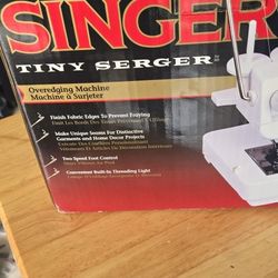 SINGER  TINY MACINE SERGER TS380 PLUS