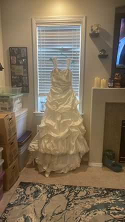 Size 10 David’s Bridal Wedding Dress Ivory