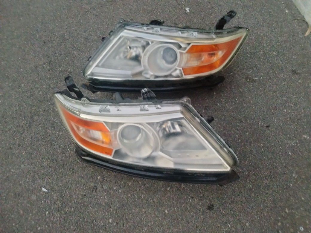 2011-2017 Honda Odyssey Headlights With Lights Bulbs And Brackets OEM.