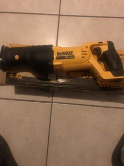DEWALT 20V MAX SAW BRAND NEW IN THE STORE THE COST IS 130