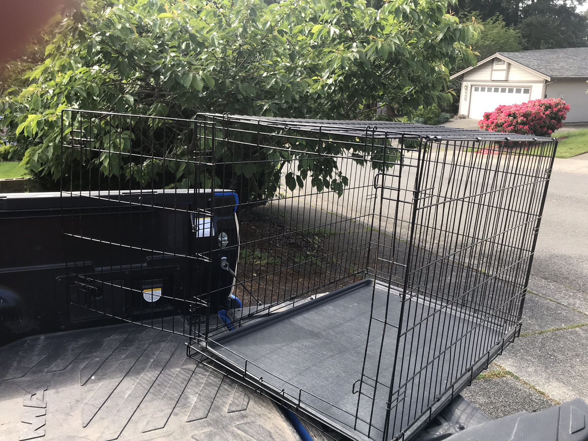 XL Large Dog Kennel Crate Collapsible Like New 42" L by 28" W by 33" H