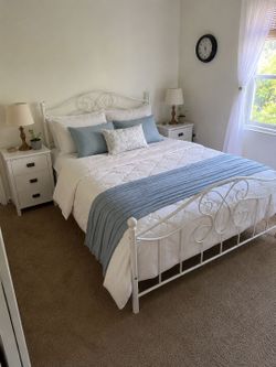 🛏️ White Queen Bed Frame – Elegant Metal Design (Like New!)