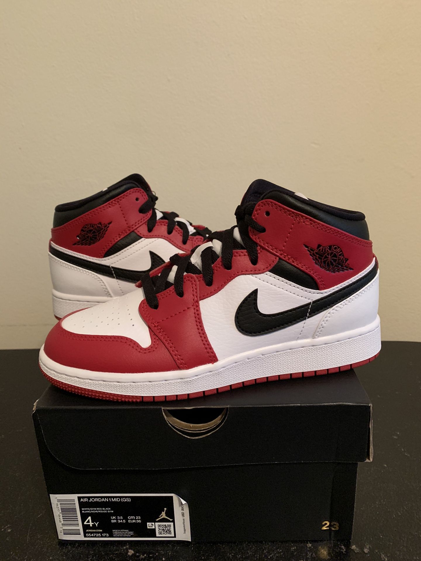 Air Jordan 1 Mid Chicago White Heel Red White Size 4 4Y (Pick Up)