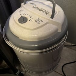 Nesco Dehydrator W/ Extra Trays! 