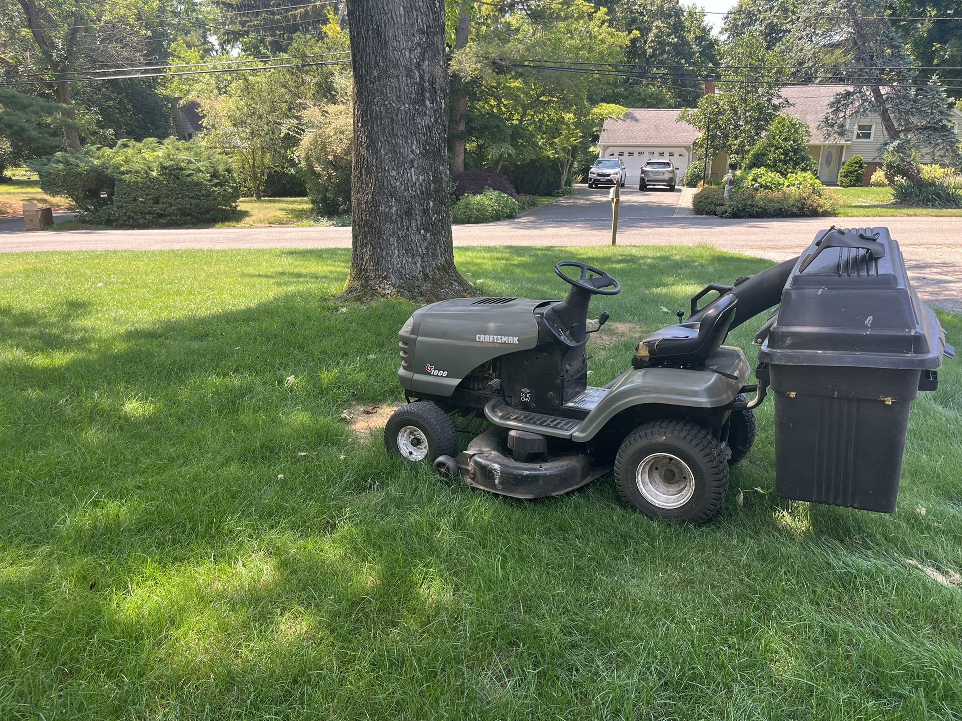 Craftsman LT1000 Tractor w Bagger System for Sale in Huntingtn