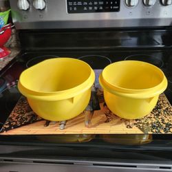 Plastic mixing bowls 2 $5 dollars