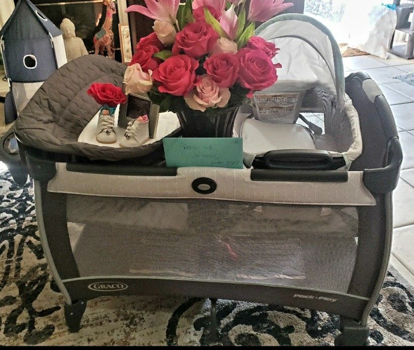 Baby Playpen Bassinet & Changing Table