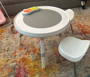 Skiphop Table and Chairs