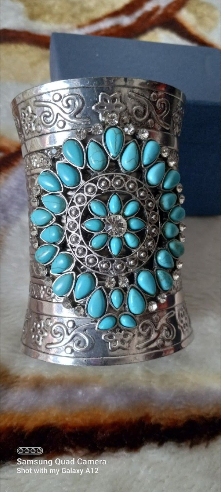 New Metal Silver Tone ( Not Real Silver) Cuff Bracelet $20 Great Gift For Someone Special 